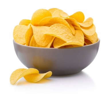 Beyaz arka planda izole edilmiş patates cipsleri.