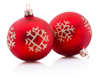 İki Noel kırmızı süslemesi beyaz arka planda izole edilmiş.