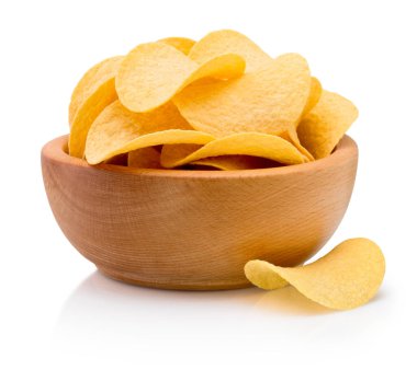 Beyaz arka planda izole edilmiş tahta kasede patates cipsi.