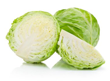 Taze olgun lahana sebzesi, beyaz arka planda izole edilmiş.
