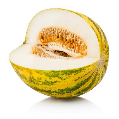 Olgun karpuz dilimlenmiş, beyaz arkaplanda izole edilmiş tohumları ve dokuları gösteriyor.