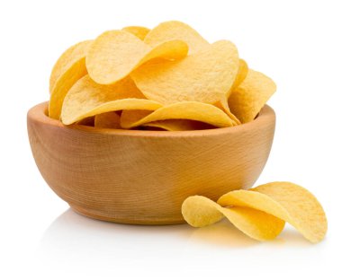 Beyaz arka planda izole edilmiş tahta kasede patates cipsi.