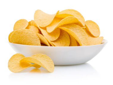 Tabaktaki patates cipsleri beyaz arka planda izole edilmiş