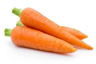 Beyaz arka planda taze havuç ve sebze.