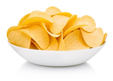 Tabaktaki patates cipsleri beyaz arka planda izole edilmiş