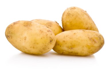 Beyaz arka planda izole edilmiş taze patatesler.