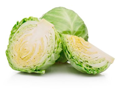 Taze olgun lahana sebzesi, beyaz arka planda izole edilmiş.