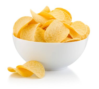 Beyaz arka planda izole edilmiş patates cipsleri.