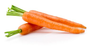 Beyaz arka planda üç taze havuç.