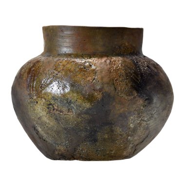 Beyaz bir arka planda eski bir kil kaplanmış tencere..