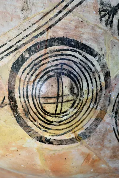 Ein Sonnenmuster Auf Einer Antiken Tonvase Stockbild