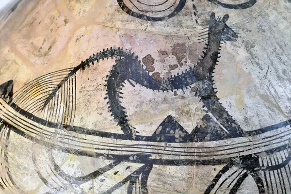 Ein Antikes Bild Eines Tieres Auf Einer Tonvase Mit Muster lizenzfreie Stockbilder