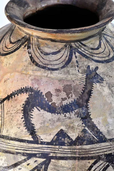 Ein Antikes Bild Eines Tieres Auf Einer Tonvase Mit Muster Stockfoto