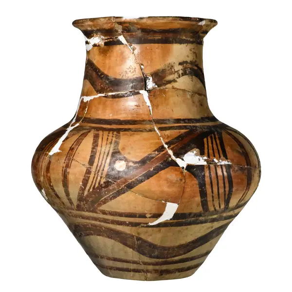 白い背景に線形パターンを持つ古代の粘土花瓶 ロイヤリティフリーのストック画像