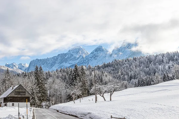 Landschapsfoto Van Bergtoppen Van Juliaanse Alpen Wintertijd Tarvisio Buurt Van — Stockfoto