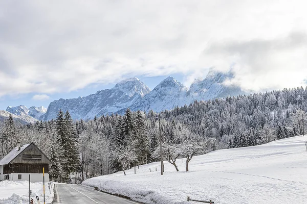 Пейзаж Фото Горных Вершин Альп Юлиана Зимнее Время Тарвизио Италия Стоковое Изображение