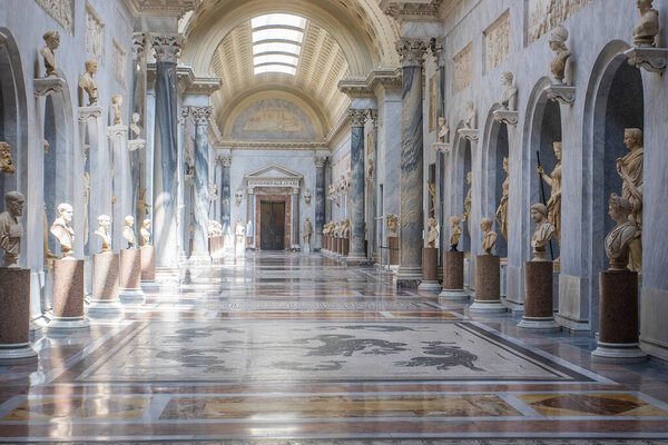 Один из музейных залов Ватикана без людей 