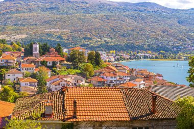 Güneşli bir günde Ohri kasabası ve gölünün havadan panoramik manzarası. UNESCO mirası ve Kuzey Makedonya 'dan gelen seyahat fotoğraflarıyla eski şehir merkezi
