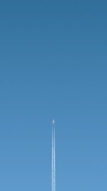 Açık mavi gökyüzünde uçak izi, 4K dikey CGI animasyonu, sosyal ağ için canlandırma şablonu
