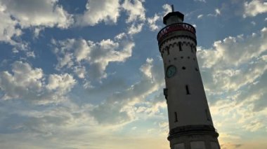 18. yüzyıldan kalma Landmark Deniz feneriyle Lindau Limanı ve yaz mevsiminde gün batımı, Almanya