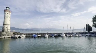 18. yüzyıldan kalma Landmark Deniz feneriyle Lindau Limanı ve yazın mavi gökyüzü, Almanya