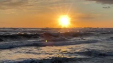 Akdeniz 'de büyüleyici bir gün batımı. Yaz mevsiminde sahilde.