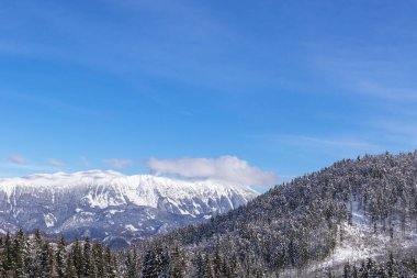 Julian Alpleri 'nin dağ zirvelerinin manzara fotoğrafı, Slovenya' da kış mevsimi kayak merkezlerinin yakınında.