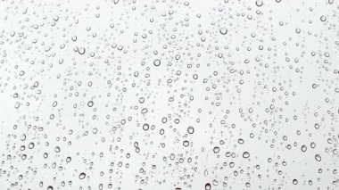 Yağmurlu havalarda pencereden bakıldığında, pencereden damlayan yağmur damlaları, sonbahar mevsimi, muson mevsimi, yavaş çekim, 4K video