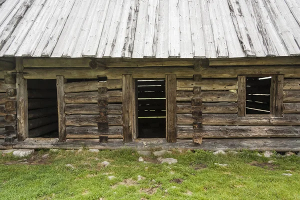 Köydeki eski ahşap ev. Dağdaki Polonya kırsalları.
