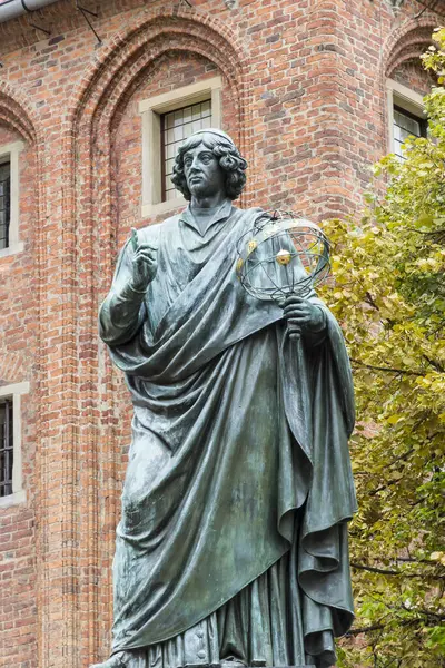 Denkmal Des Kopernikus Gegen Das Rathaus Torun Heimatstadt Des Kopernikus lizenzfreie Stockbilder