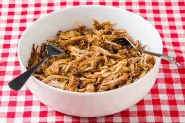 Beyaz bir kase dolusu domuz eti.