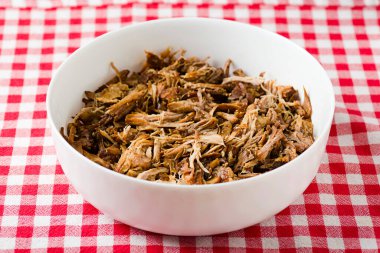 Beyaz bir kase dolusu domuz eti.