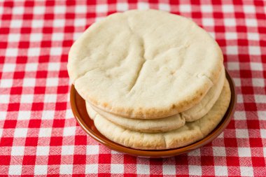 Orta Doğu ülkelerinde popüler olan ekmek tabağında birkaç pita ekmeği.