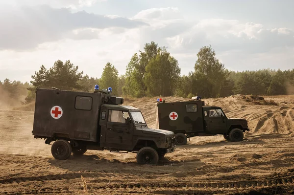 Vehículos Militares Marcados Con Una Cruz Roja Campo Batalla —  Fotos de Stock