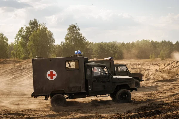 Militärfahrzeuge Mit Rotem Kreuz Auf Dem Schlachtfeld — Stockfoto