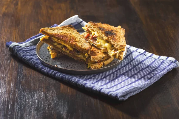 Sandwiches Mit Käse Aufschnitt Und Zwiebeln Warm Geschmolzener Käse — Stockfoto
