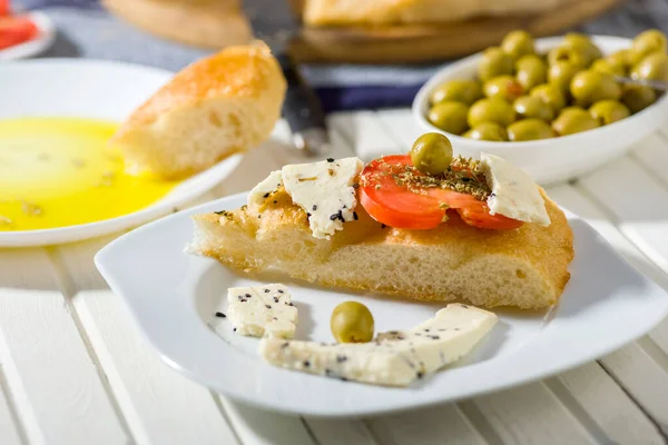 Italienisches Frühstück Focaccia Tomaten Olivenöl Oliven Zucchini — Stockfoto