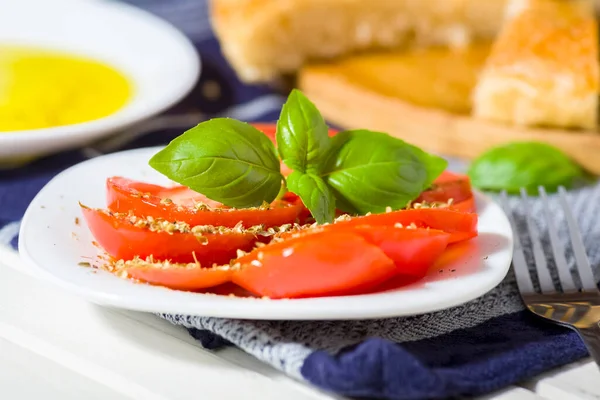 Πρωινό Ιταλικού Τύπου Focaccia Τομάτες Ελαιόλαδο Ελιές Κολοκυθάκια — Φωτογραφία Αρχείου