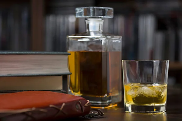 Öppen Anteckningsbok Ett Glas Whisky Och Några Böcker — Stockfoto