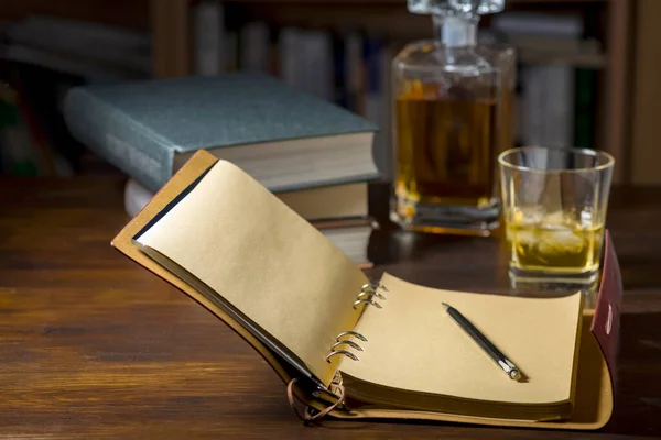 一个开著的笔记本 一杯威士忌 还有一些书 — 图库照片