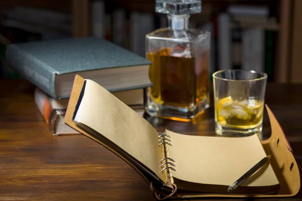 Öppen Anteckningsbok Ett Glas Whisky Och Några Böcker — Stockfoto