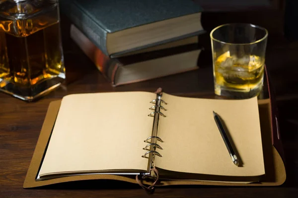 一个开著的笔记本 一杯威士忌 还有一些书 — 图库照片
