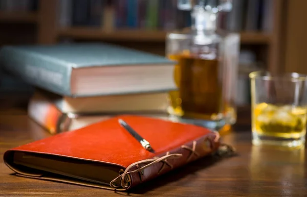 Egy Nyitott Jegyzetfüzet Egy Pohár Whiskey Néhány Könyv — Stock Fotó