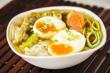 Ramen çorbası beyaz kasede servis edilir.