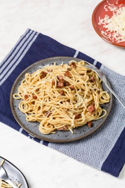 Ev yapımı spagetti carbonara - lezzetli İtalyan mutfağı