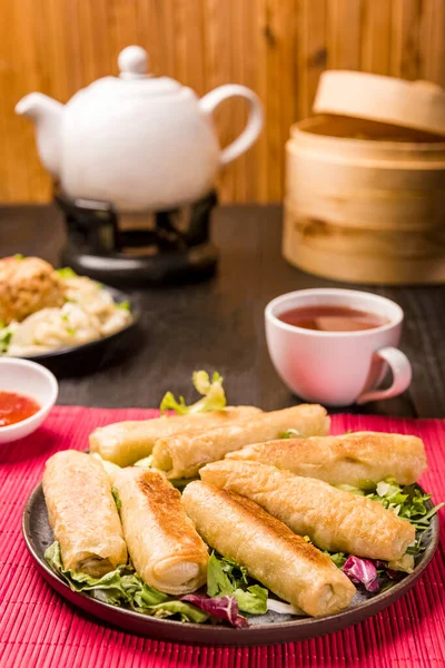 Κινέζικο Γεύμα Ζυμαρικά Gyoza Ρολά Άνοιξης Και Ρύζι Κοτόπουλο — Φωτογραφία Αρχείου