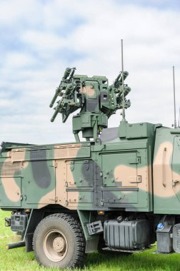 Askeri bir arabaya kısa menzilli uçaksavar füze fırlatıcısı.