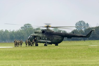 Helikopterden bir manga asker indi.