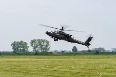 Savaş helikopteri uçuş sırasında bir hava gösterisi sırasında