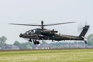 Savaş helikopteri uçuş sırasında bir hava gösterisi sırasında